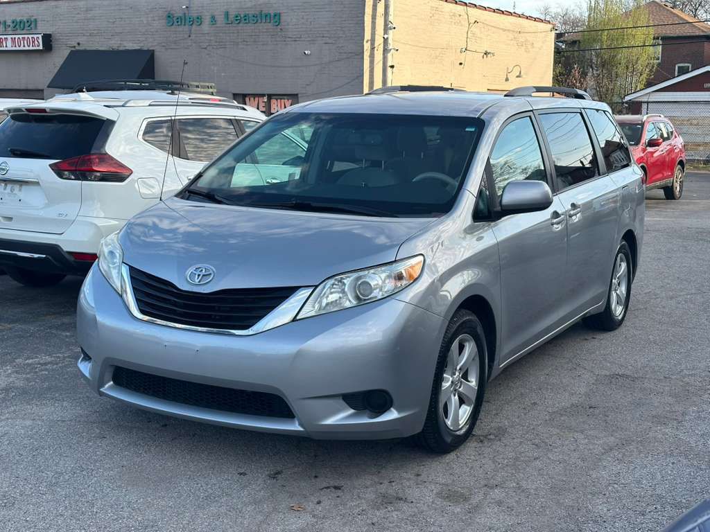 2014 Toyota Sienna Image 3