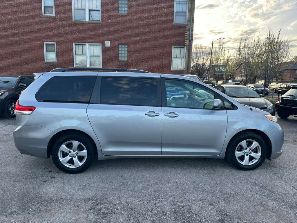 2014 Toyota Sienna Image 4