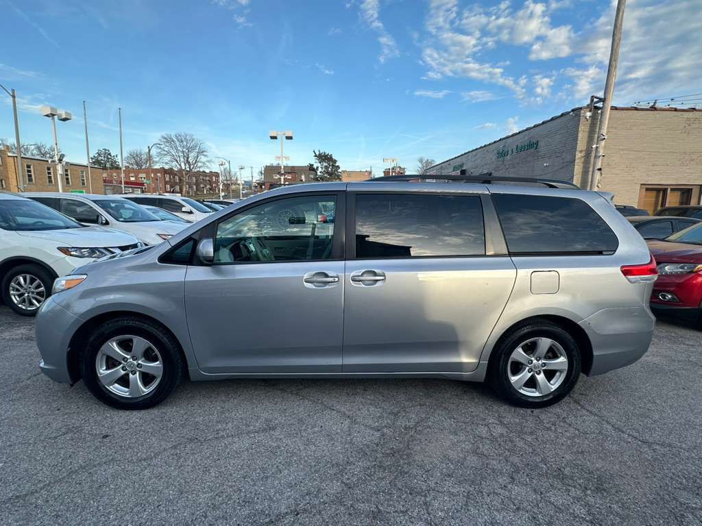 2014 Toyota Sienna Image 5