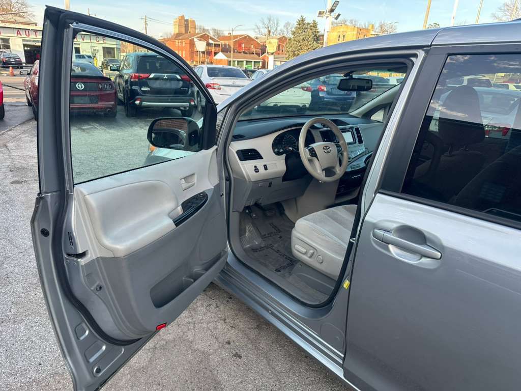 2014 Toyota Sienna Image 9