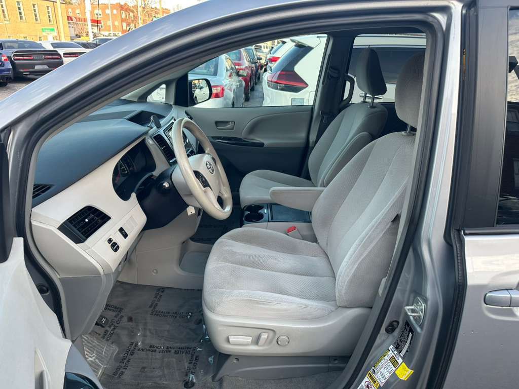 2014 Toyota Sienna Image 10