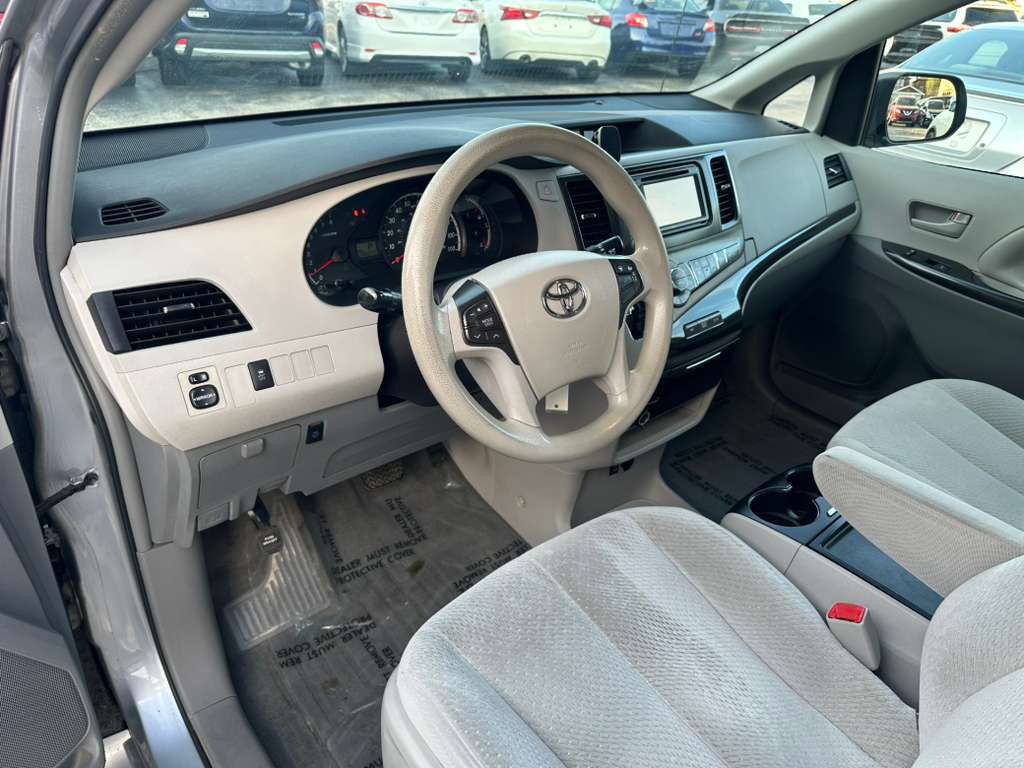 2014 Toyota Sienna Image 11