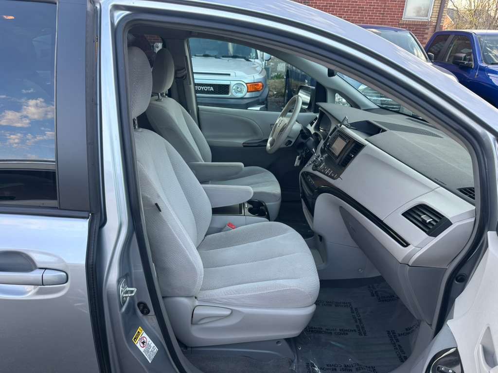 2014 Toyota Sienna Image 12