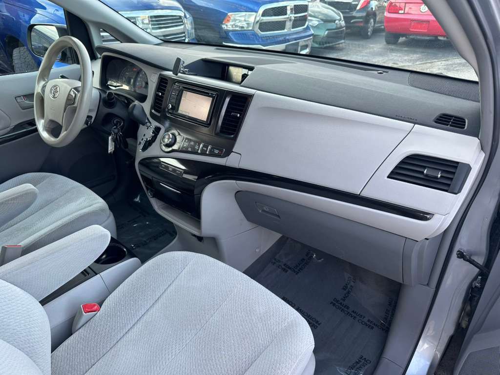 2014 Toyota Sienna Image 13