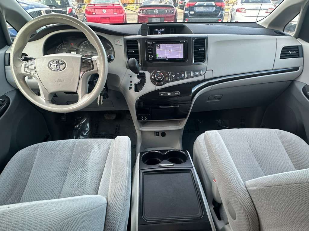 2014 Toyota Sienna Image 14