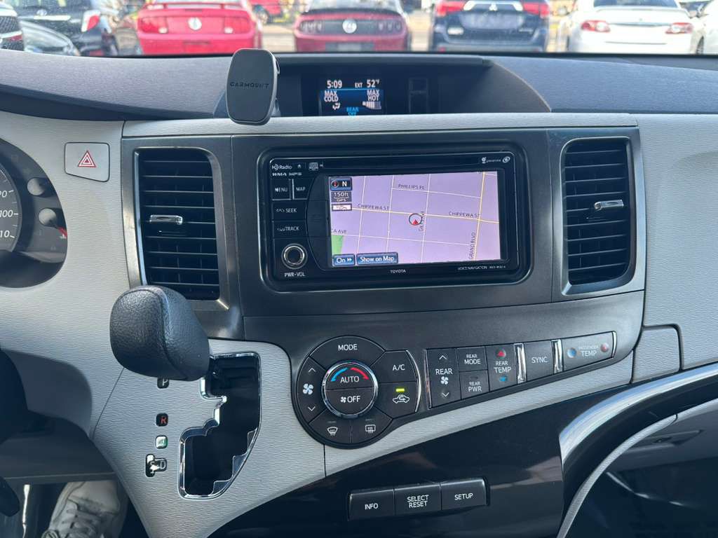 2014 Toyota Sienna Image 16