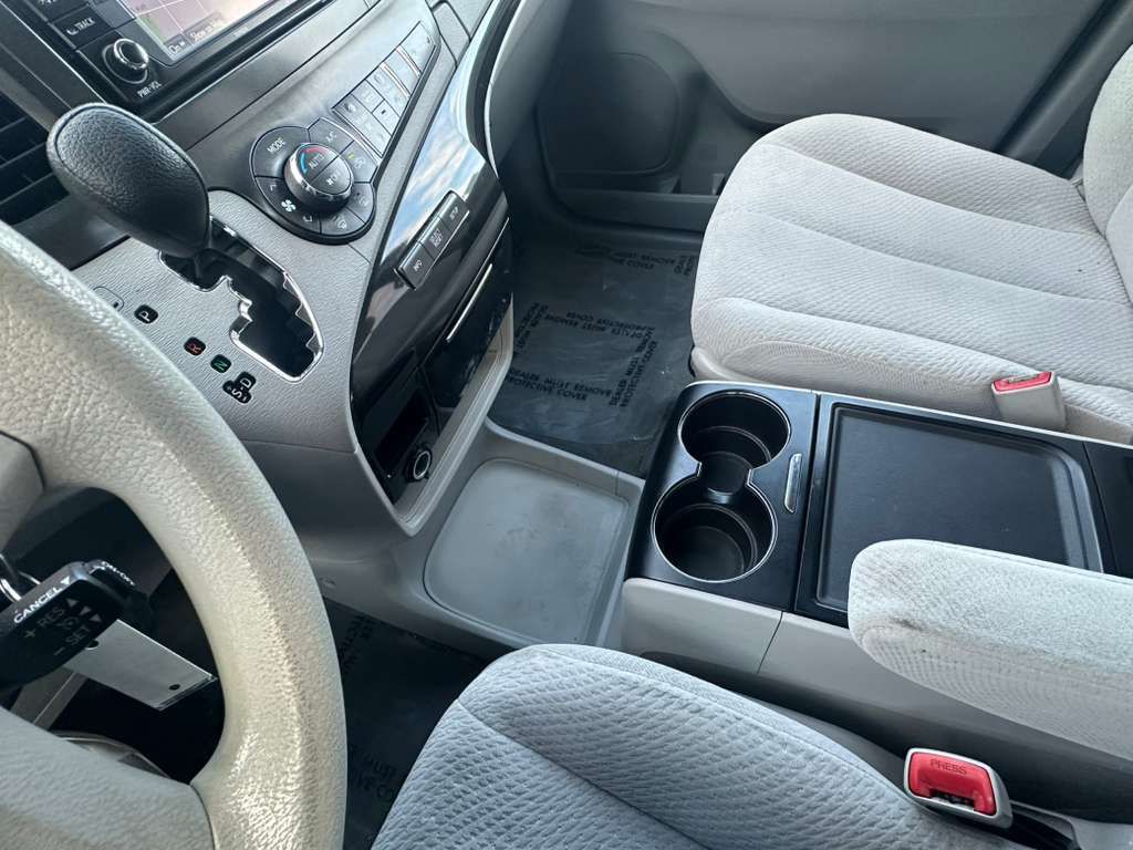 2014 Toyota Sienna Image 18