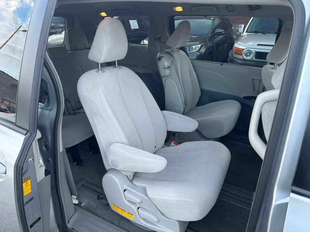2014 Toyota Sienna Image 19