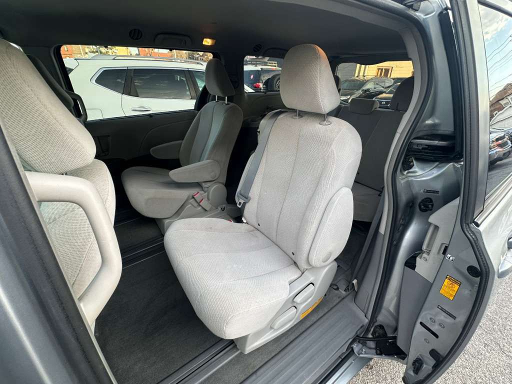 2014 Toyota Sienna Image 20