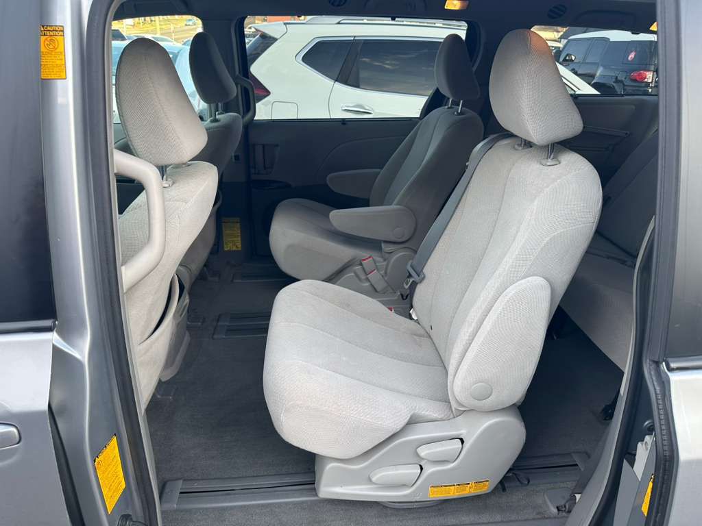 2014 Toyota Sienna Image 21