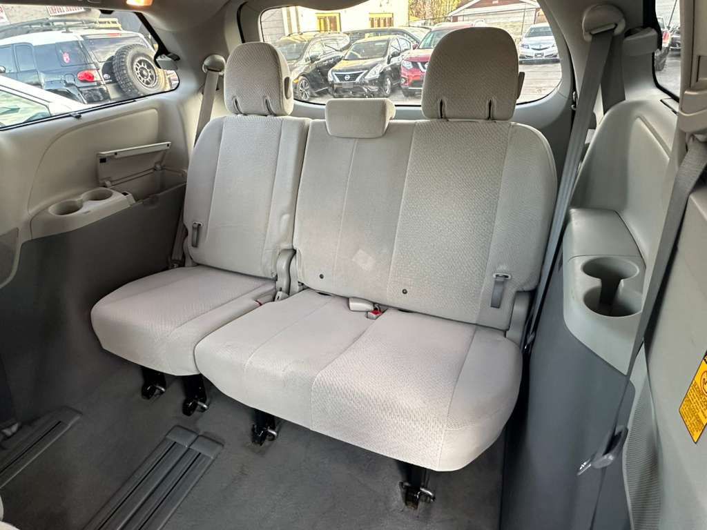 2014 Toyota Sienna Image 22