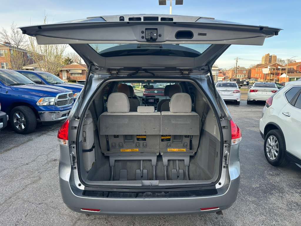 2014 Toyota Sienna Image 24