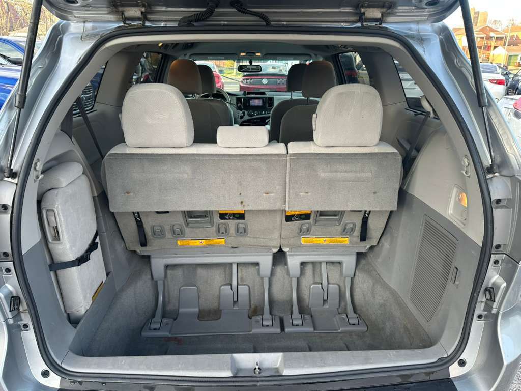 2014 Toyota Sienna Image 25