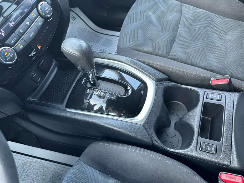 2016 Nissan Rogue Image 18