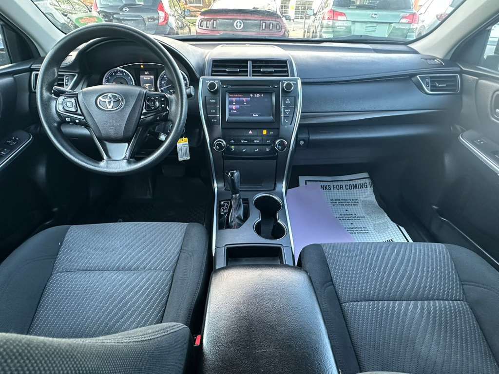2017 Toyota Camry Image 18
