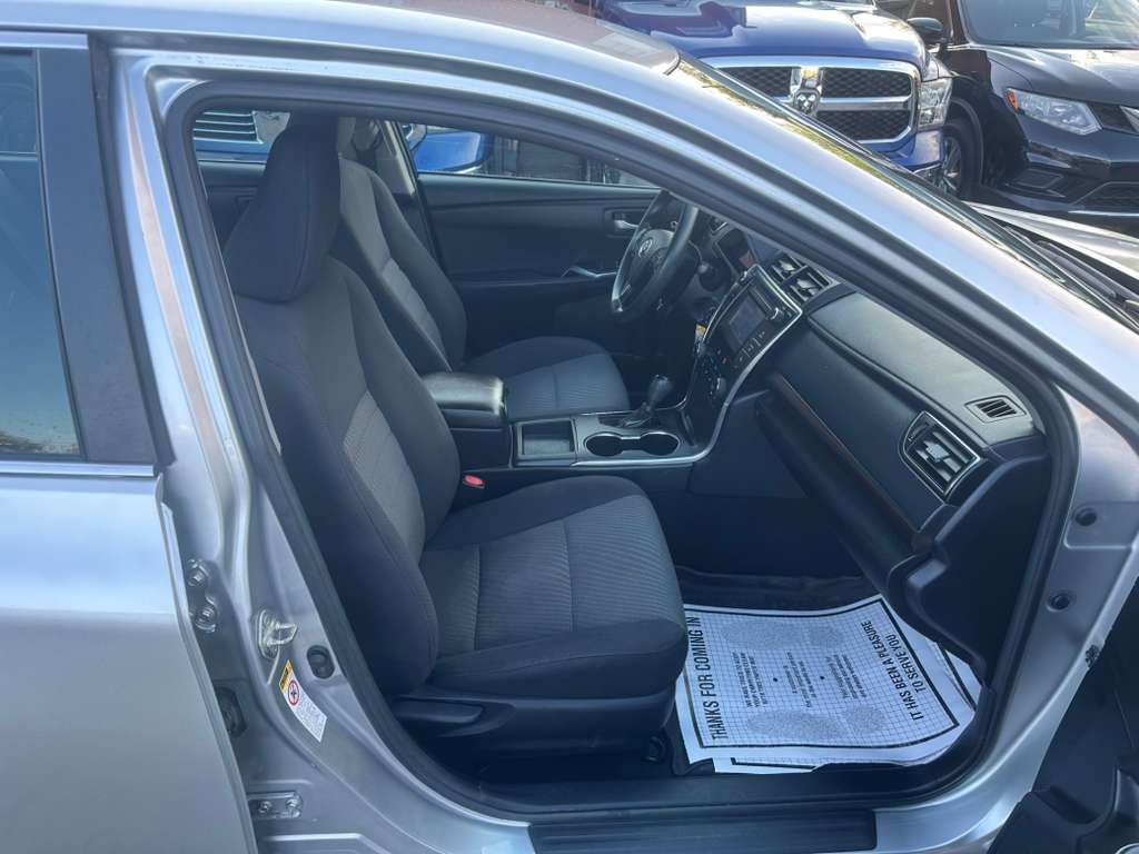2017 Toyota Camry Image 19