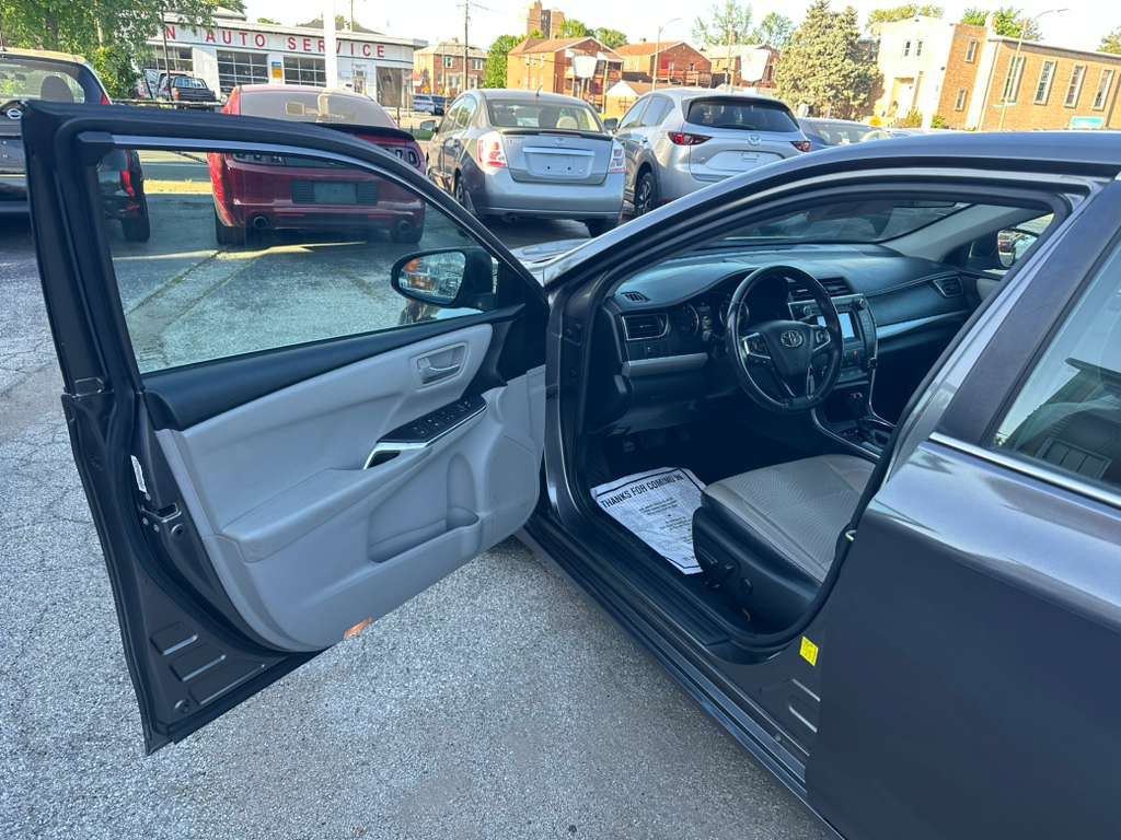 2017 Toyota Camry Image 10