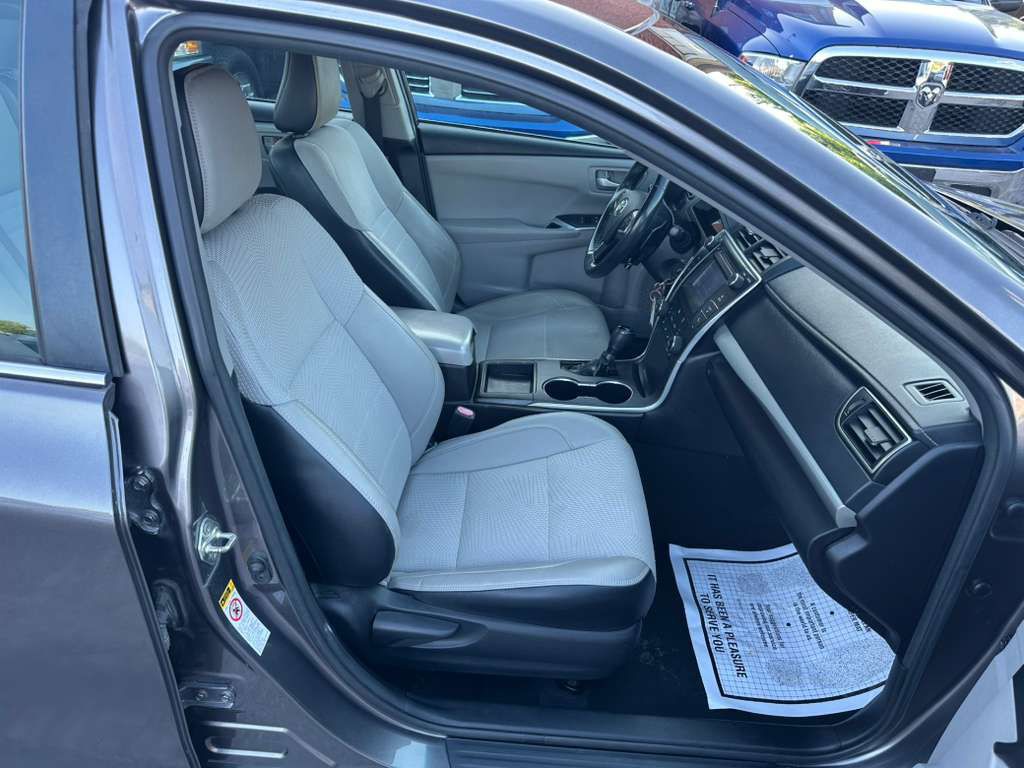 2017 Toyota Camry Image 18