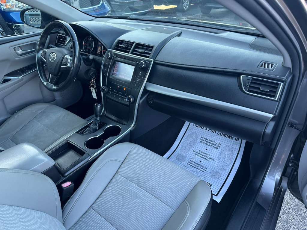 2017 Toyota Camry Image 19