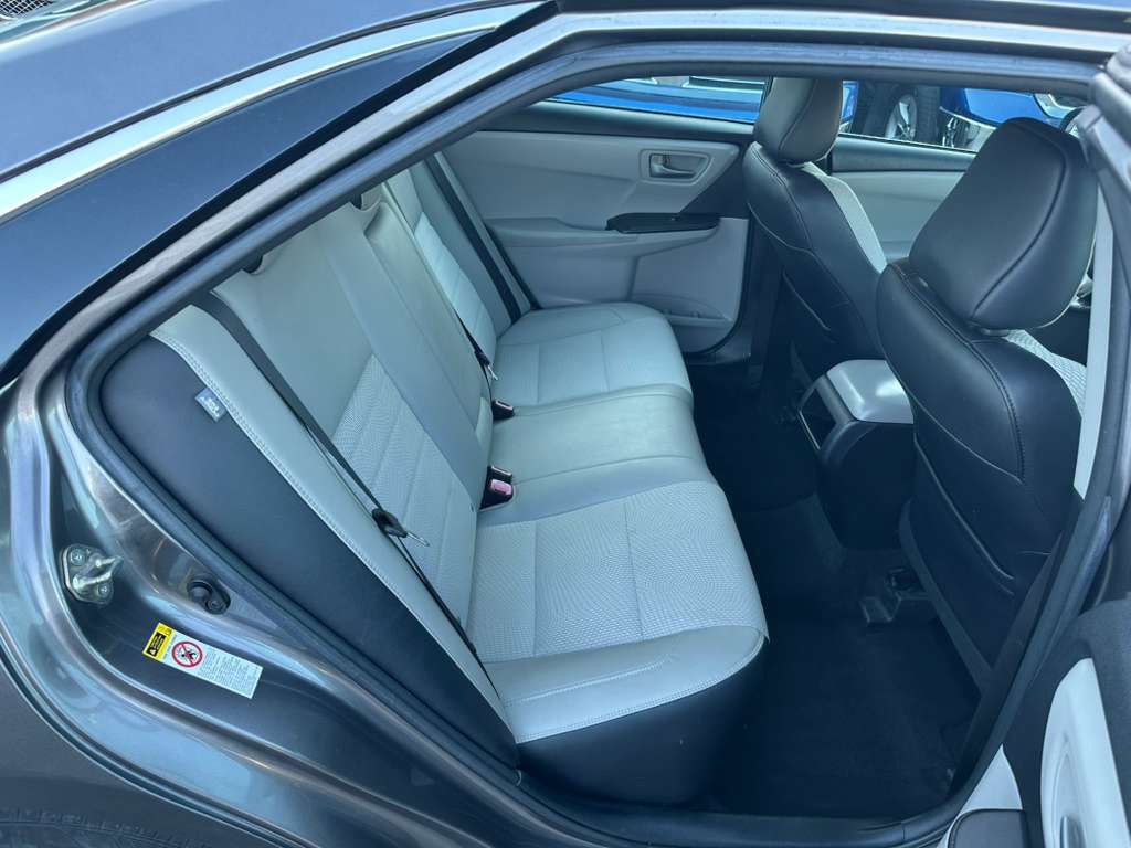 2017 Toyota Camry Image 21