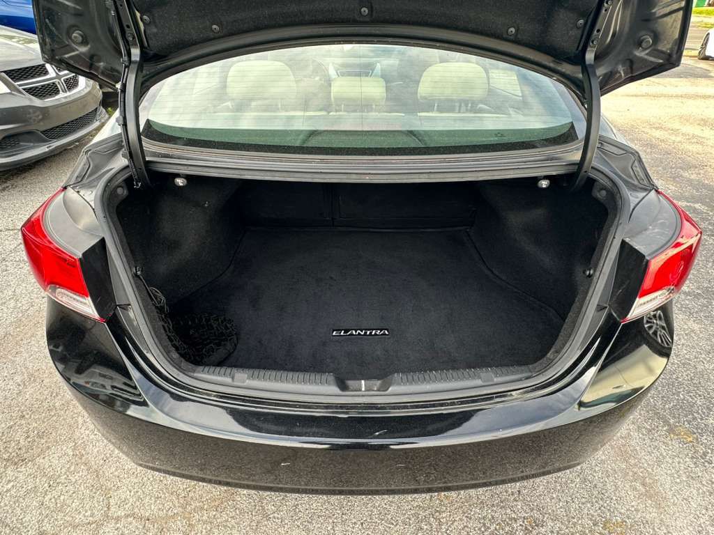 2013 Hyundai Elantra Image 8