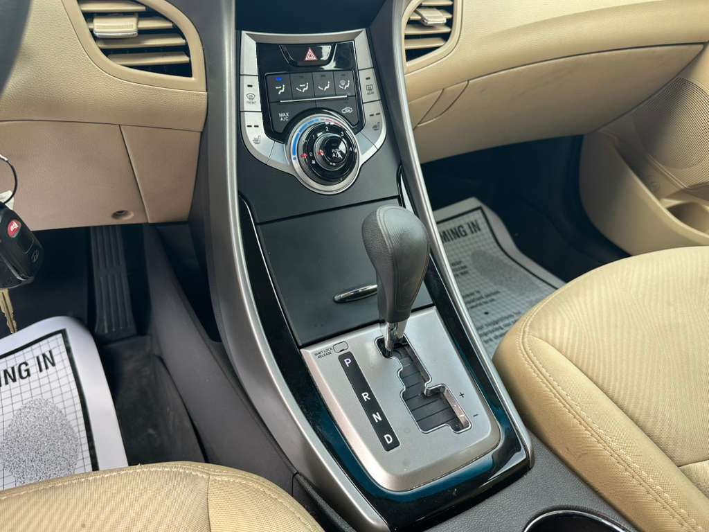 2013 Hyundai Elantra Image 17