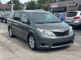 Image for 2014 Toyota Sienna LE ID: 7437306