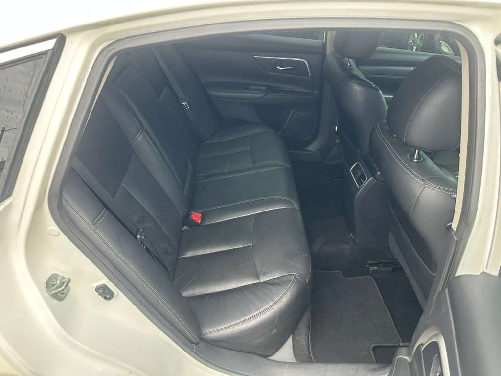 2016 Nissan Altima Image 21