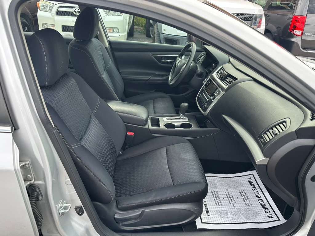 2017 Nissan Altima Image 19