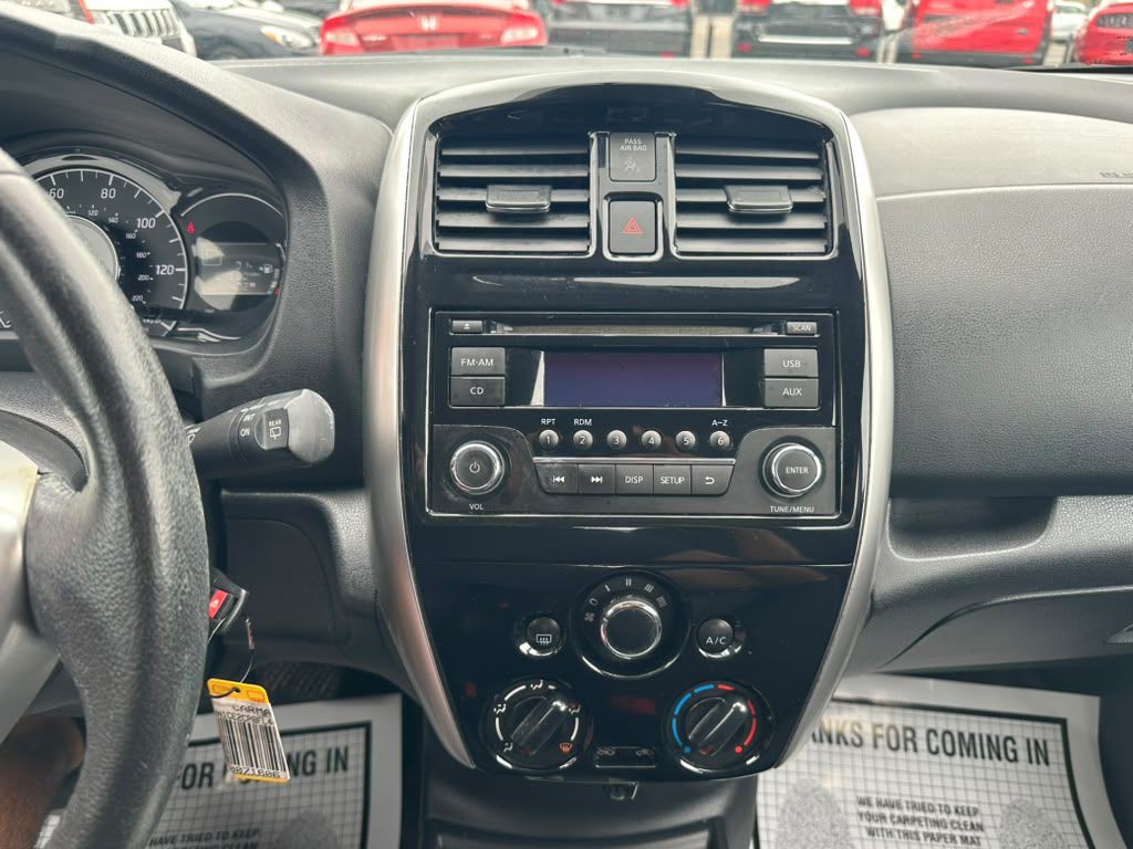 2015 Nissan Versa Image 17