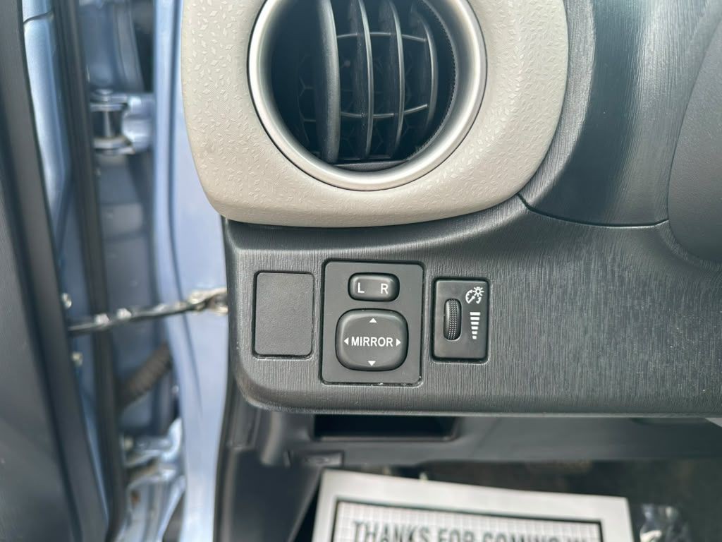 2013 Toyota Yaris Image 19