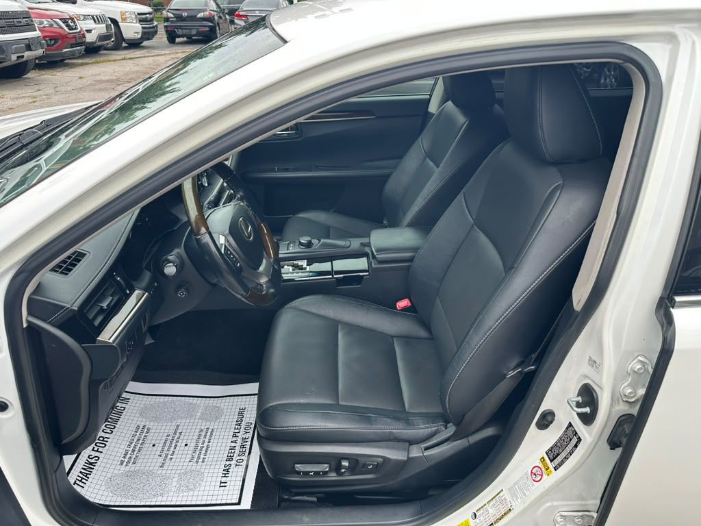 2015 Lexus ES Image 10