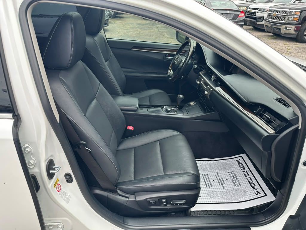 2015 Lexus ES Image 12
