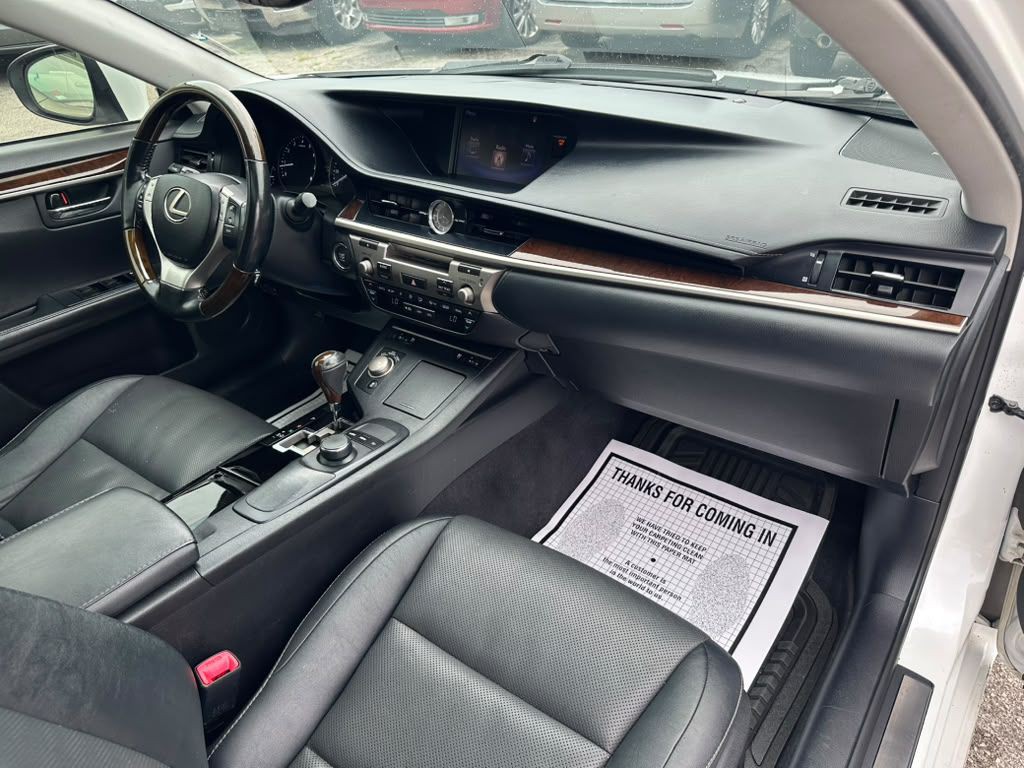 2015 Lexus ES Image 13