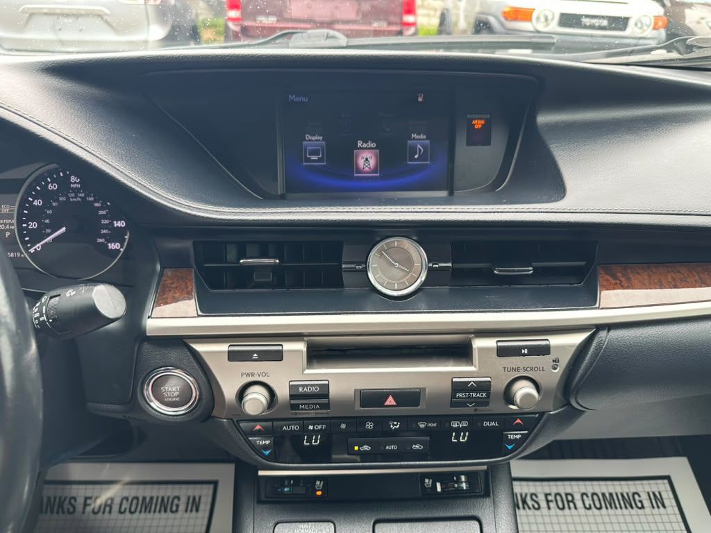 2015 Lexus ES Image 16