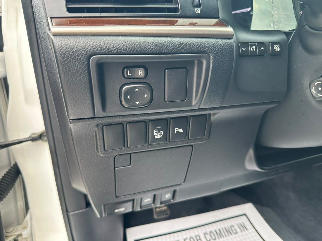 2015 Lexus ES Image 18