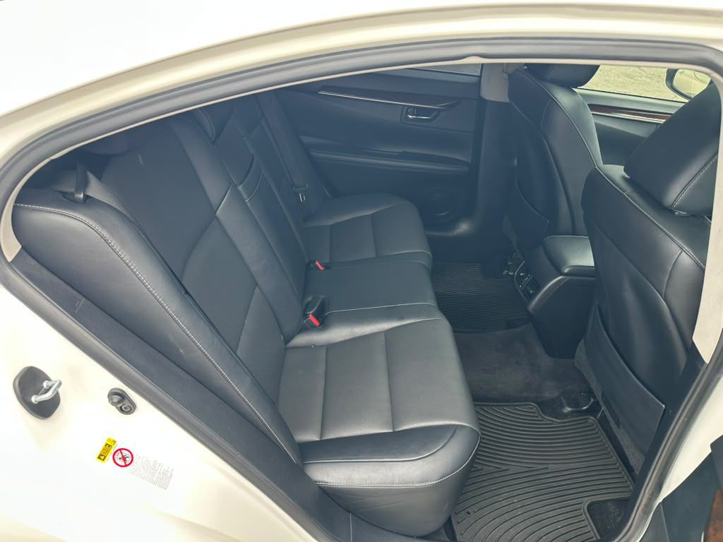 2015 Lexus ES Image 22