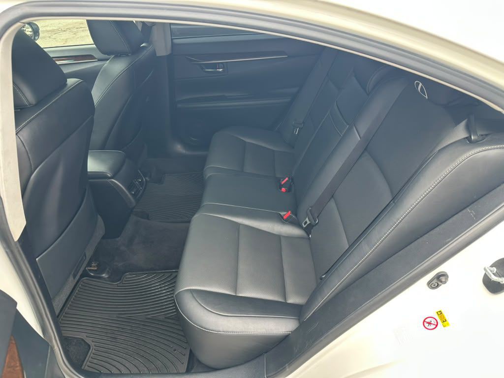 2015 Lexus ES Image 23