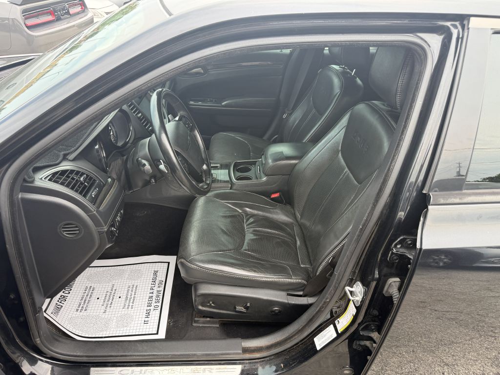 2014 Chrysler 300 Image 11