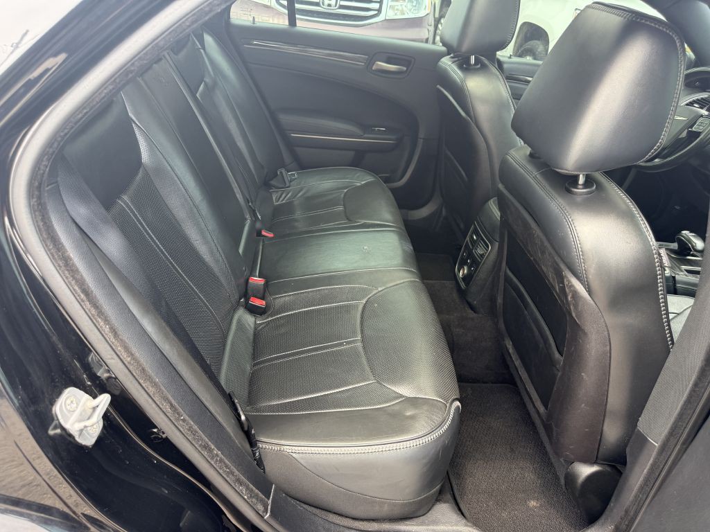 2014 Chrysler 300 Image 25