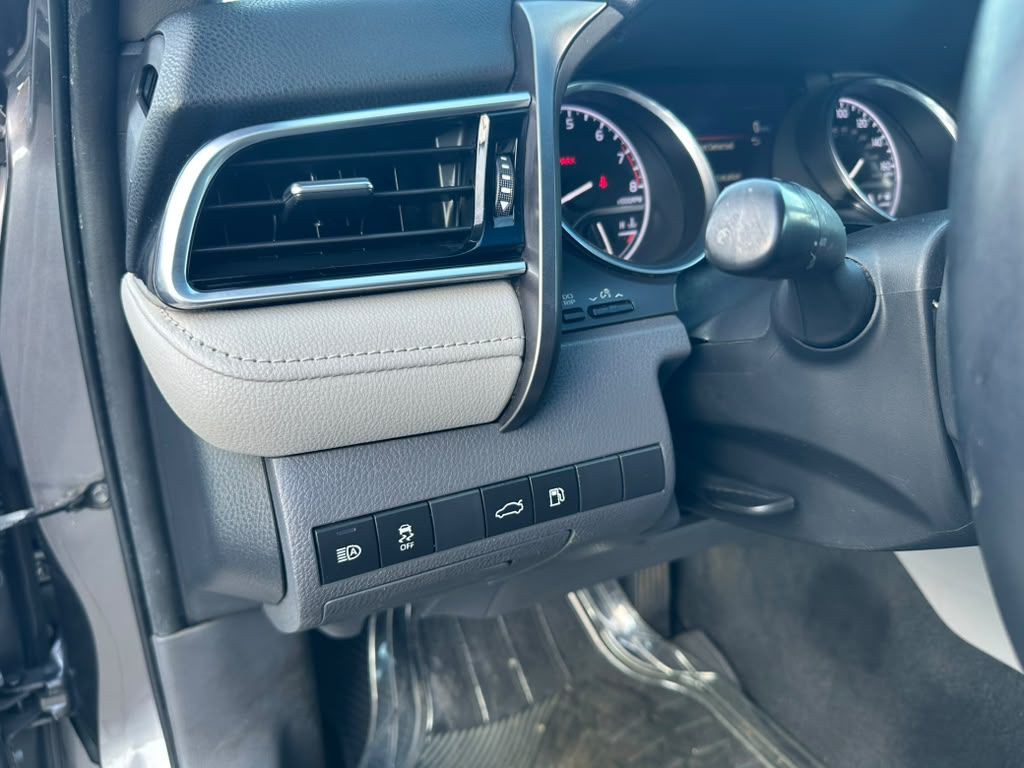 2018 Toyota Camry Image 18