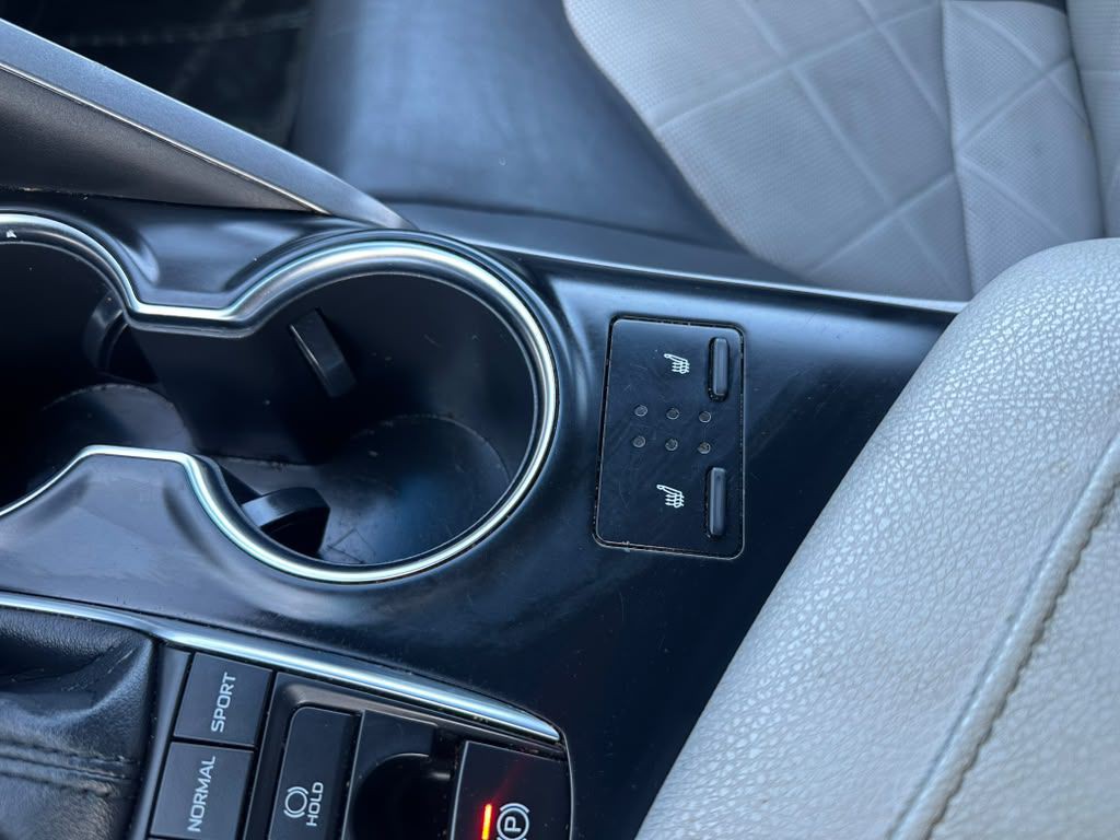 2018 Toyota Camry Image 20