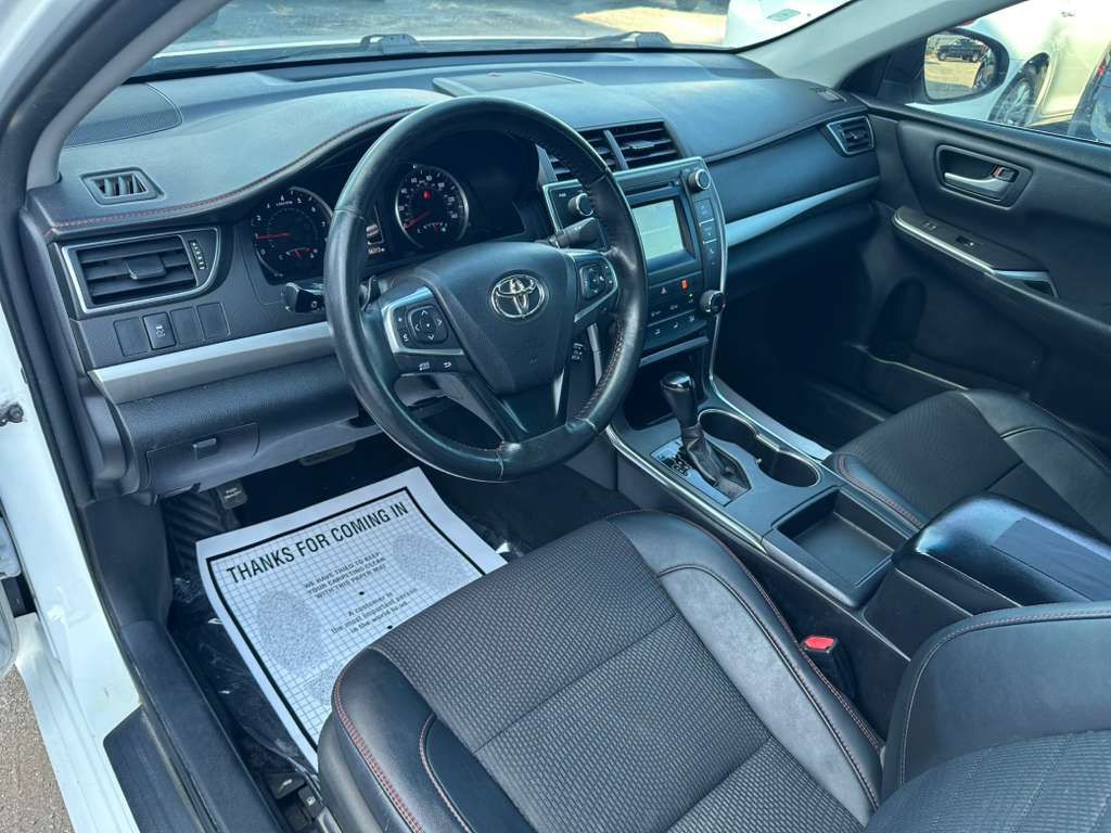 2016 Toyota Camry Image 11