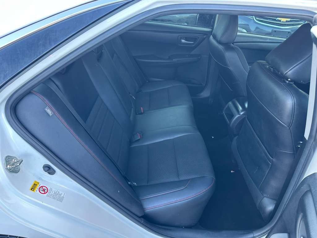 2016 Toyota Camry Image 19