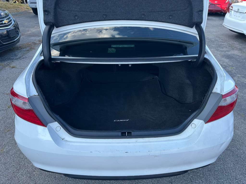 2016 Toyota Camry Image 21