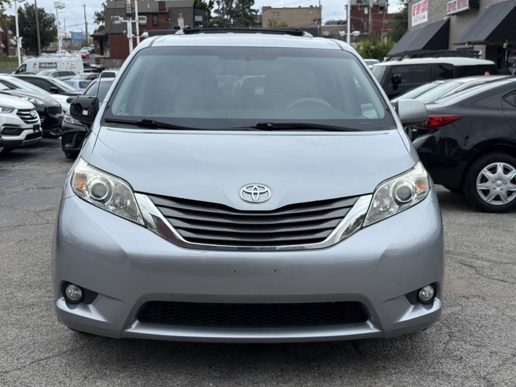 2011 Toyota Sienna Image 2