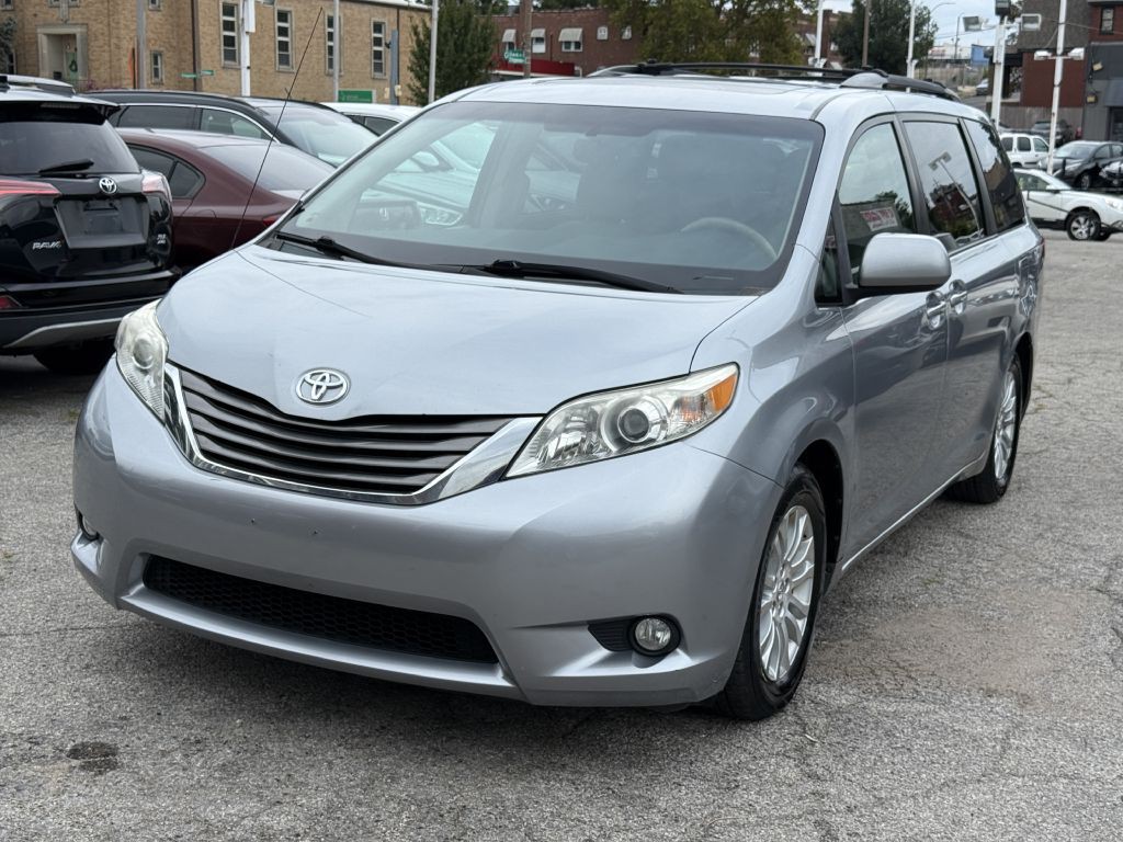 2011 Toyota Sienna Image 3