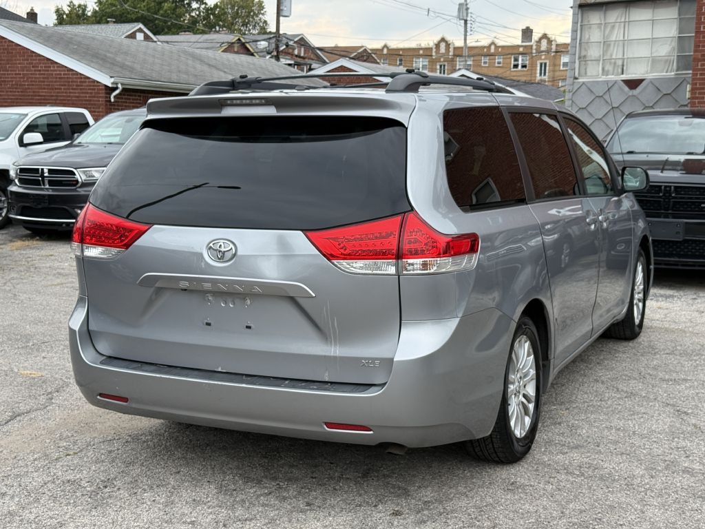 2011 Toyota Sienna Image 4