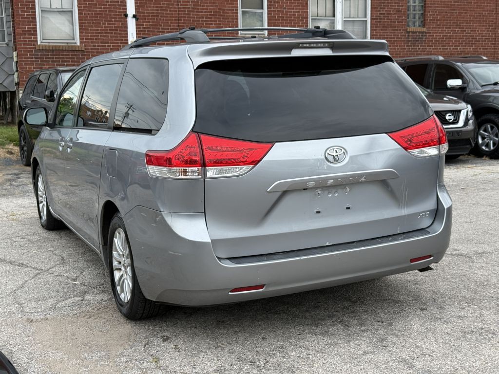2011 Toyota Sienna Image 5