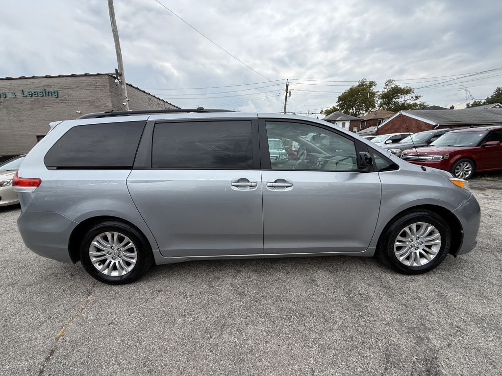 2011 Toyota Sienna Image 6